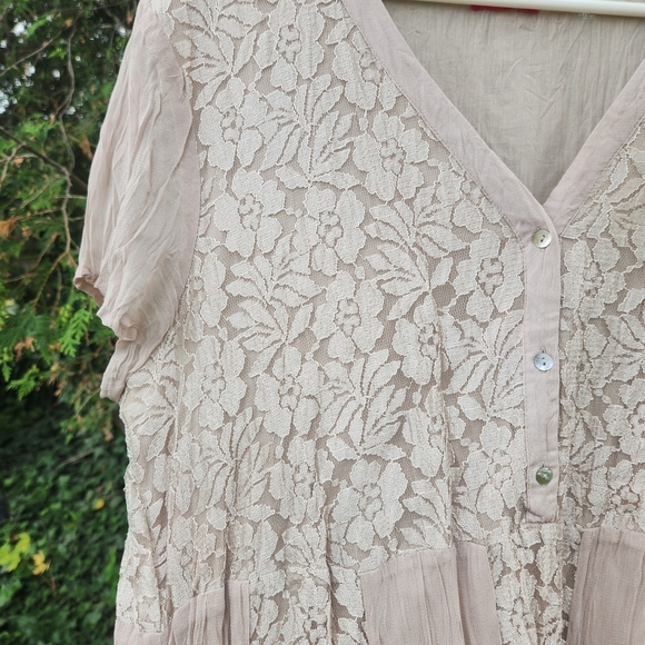 Chic Pink and Gold Tiered Midi Sundress with Flutter Sleeves - Picture 2 of 5